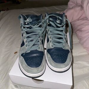 Men dunks size 6 1/2 but cut a little big